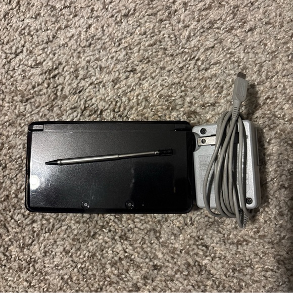 Nintendo 3DS in Black with Stylus and Charger
